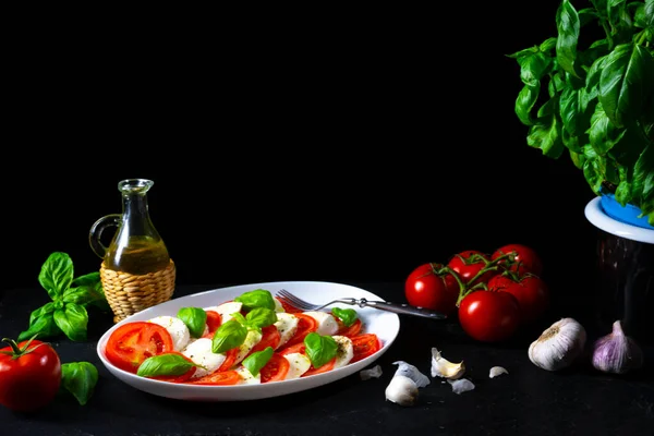 Tomat Dengan Mozzarella Dan Kemangi — Stok Foto