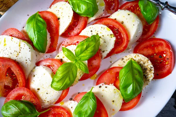 Tomate Mit Mozzarella Und Basilikum — Stockfoto