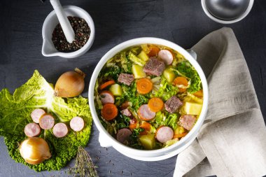 Beyaz vazoda lezzetli lahana çorbası.