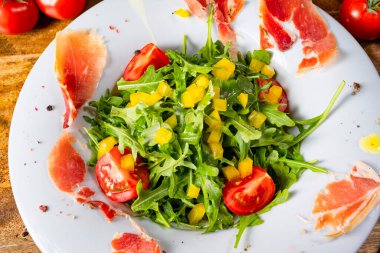 Kurutulmuş İspanyol jambonlu roket salatası.