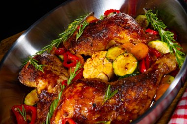 Çeşitli sebze ve baharatlarla kızarmış tavuk bacağı.