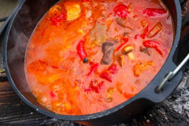 Çaydanlık kebabı açık ateşte hazırlanır.!