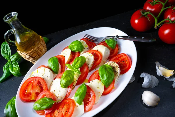 Tomate Mit Mozzarella Und Basilikum — Stockfoto