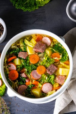 Beyaz vazoda lezzetli lahana çorbası.