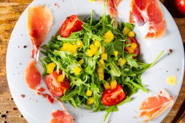 Kurutulmuş İspanyol jambonlu roket salatası.