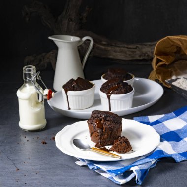 Çikolata parçacıklı enfes çikolatalı kekler.