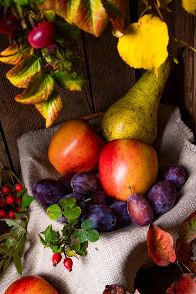 Varias Frutas Una Caja Madera Con Hojas Otoño —  Fotos de Stock