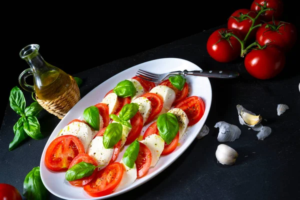 Pomidor Mozzarellą Bazylią — Zdjęcie stockowe