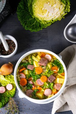 Beyaz vazoda lezzetli lahana çorbası.