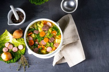 Beyaz vazoda lezzetli lahana çorbası.