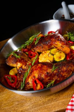 Çeşitli sebze ve baharatlarla kızarmış tavuk bacağı.