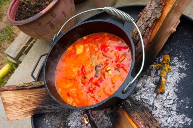 Çaydanlık kebabı açık ateşte hazırlanır.!