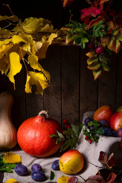 Vari Frutti Una Scatola Legno Con Foglie Autunnali — Foto Stock