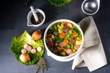 Beyaz vazoda lezzetli lahana çorbası.