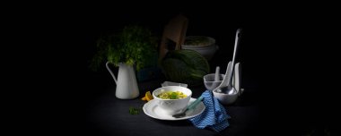 Dereotlu ve doğranmış pastırmalı beyaz lahana.