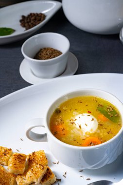Lezzetli kremalı eski Polonya caraway çorbası.