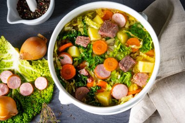 Beyaz vazoda lezzetli lahana çorbası.