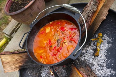 Çaydanlık kebabı açık ateşte hazırlanır.!