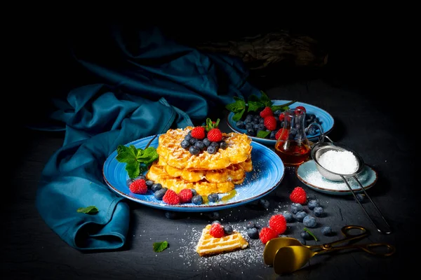 Ahududu Yaban Mersinli Basit Tatlı Waffle — Stok fotoğraf