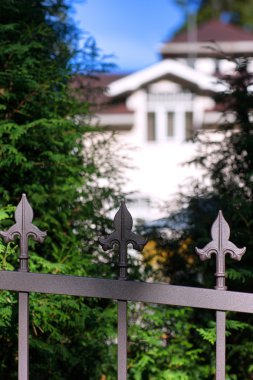 jurmala demir çit arkasındaki Mansion