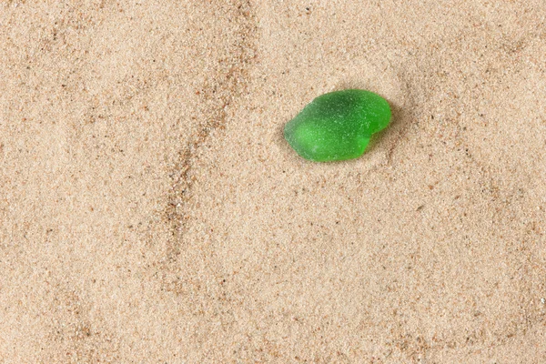 Verre cassé couché sur le sable de la mer — Photo