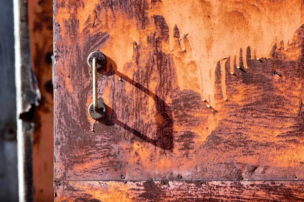 The handle on the old rusty door — Stock Photo, Image