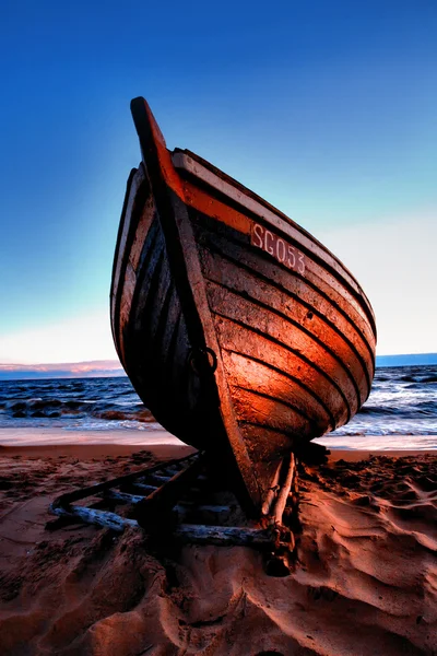 Рыбацкая лодка на пляже — стоковое фото