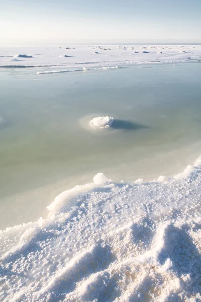 L'eau de mer est gelée en hiver — Photo