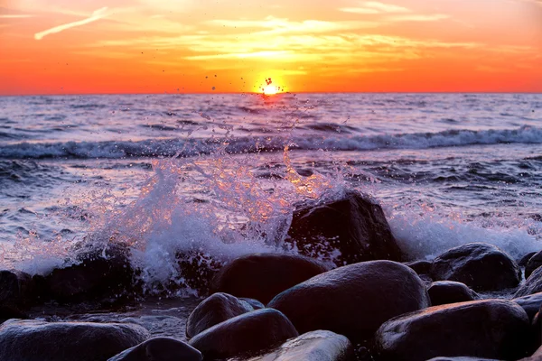 Espirro de surf no mar ao pôr-do-sol — Fotografia de Stock