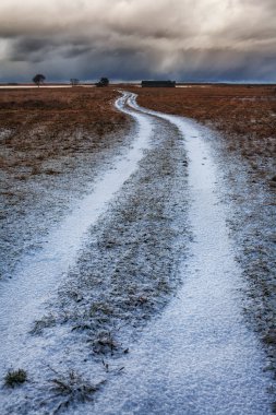 sonbahar kar yağışı eve giden yol
