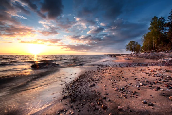 Homokos strand sziklák a tengerparton — Stock Fotó