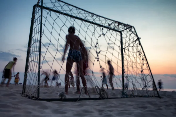 gün batımında sahilde futbol oynamak