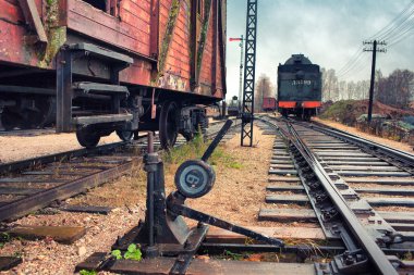 eski lokomotif ve araçların bir tren istasyonu