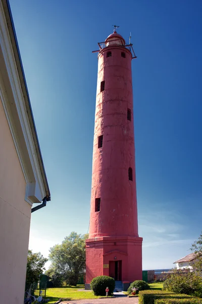 Красный маяк на фоне голубого неба — стоковое фото