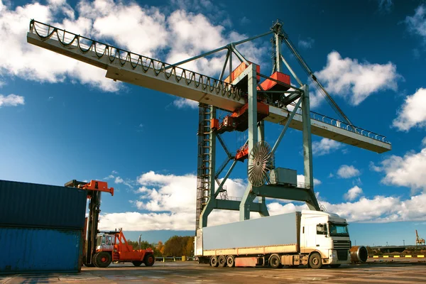 Overslag van containers in de haven — Stockfoto