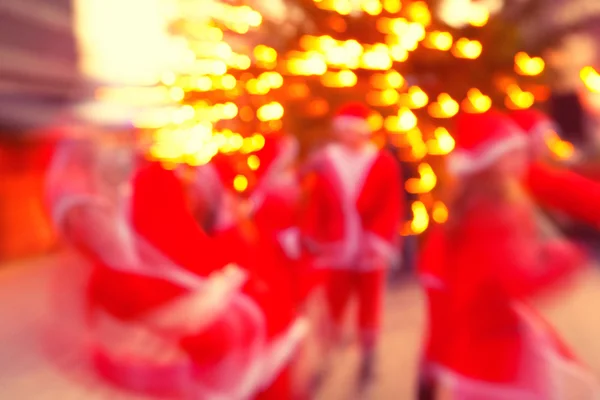 Jultomten på en bakgrund av lampor — Stockfoto