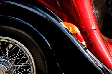 fragmento de un viejo coche