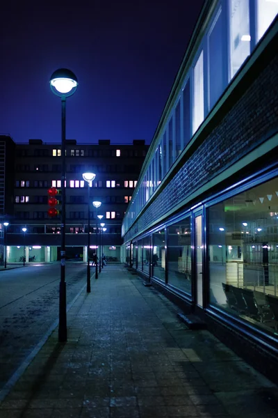 Straße mit Fenstern und Fenstern von Häusern am Abend — Stockfoto