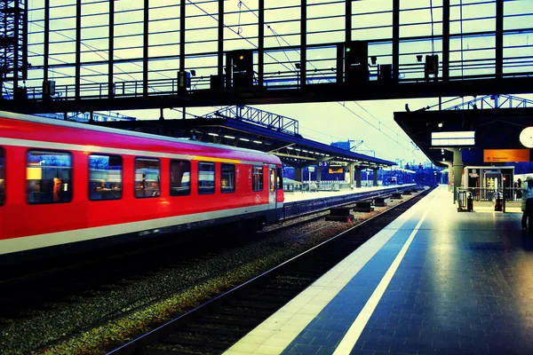 Железнодорожный вокзал с красным поездом — стоковое фото