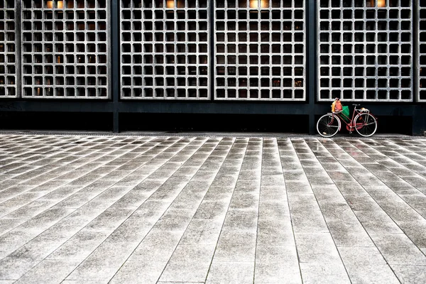 Rodas de bicicleta com redondo contra retângulos e quadrados — Fotografia de Stock