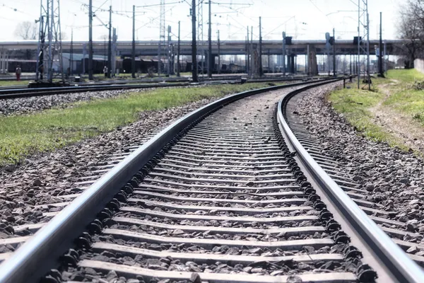 Eisenbahngleise und ein Steinhaufen — Stockfoto