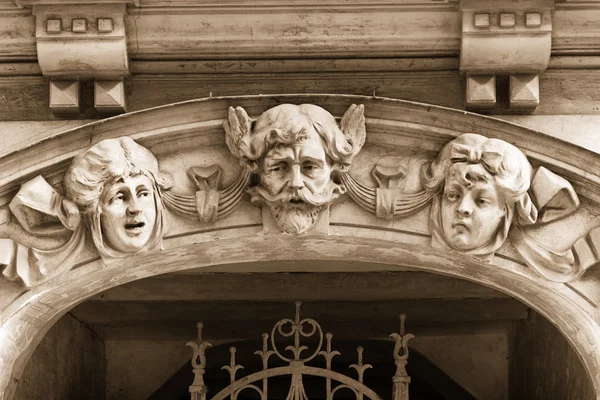 De bas-reliëf op de gevel van art nouveau huis — Stockfoto