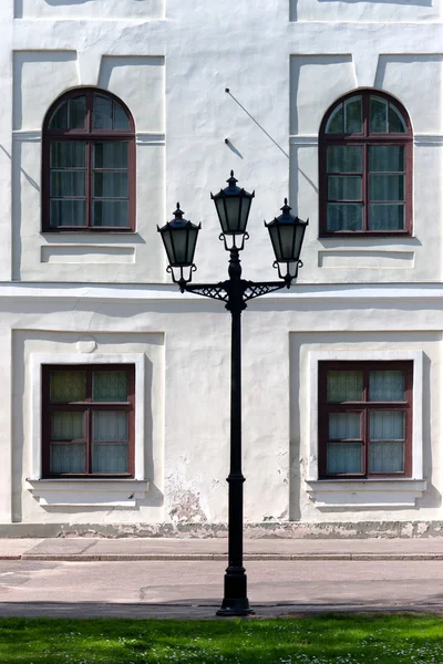 Staden lykta på bakgrunden väggen i palatset. Riga — Stockfoto