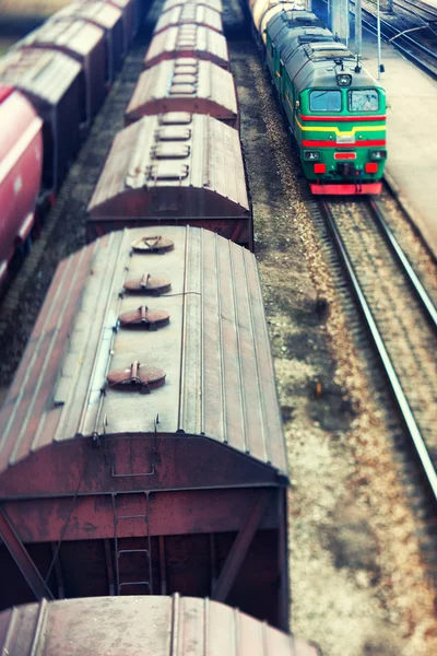 Железнодорожные вагоны на вокзале — стоковое фото