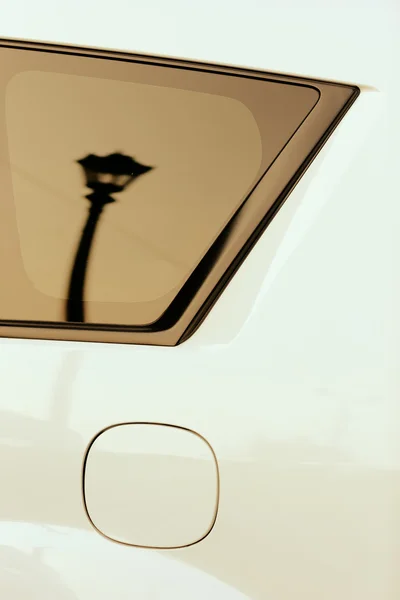 Lichtreflexion im Autofenster — Stockfoto