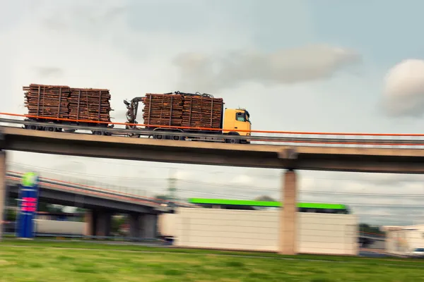 Kamion, utazás sebességgel, a Viadukt híd naplók — Stock Fotó
