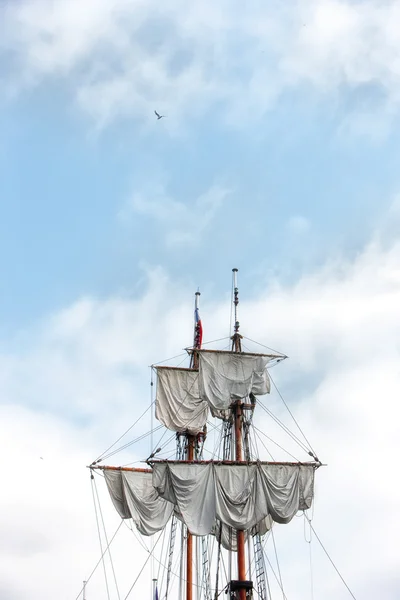 Een zeilboot zeilen tegen de hemel met de meeuw — Stockfoto