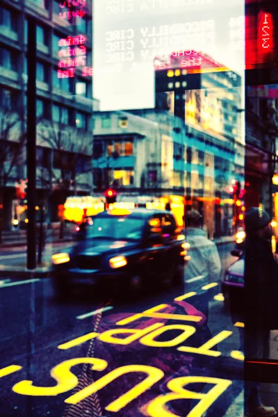 cam otobüs durağı Londra akşam yansıması