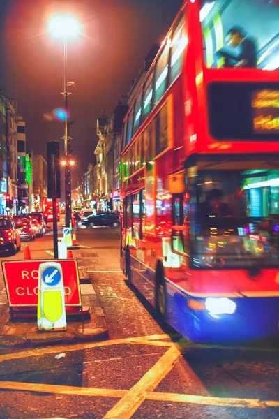 Bus in der Straße von London Abend — Stockfoto