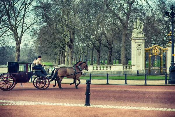 Kutsche und Pferde in London im Buckingham Palace Stockbild